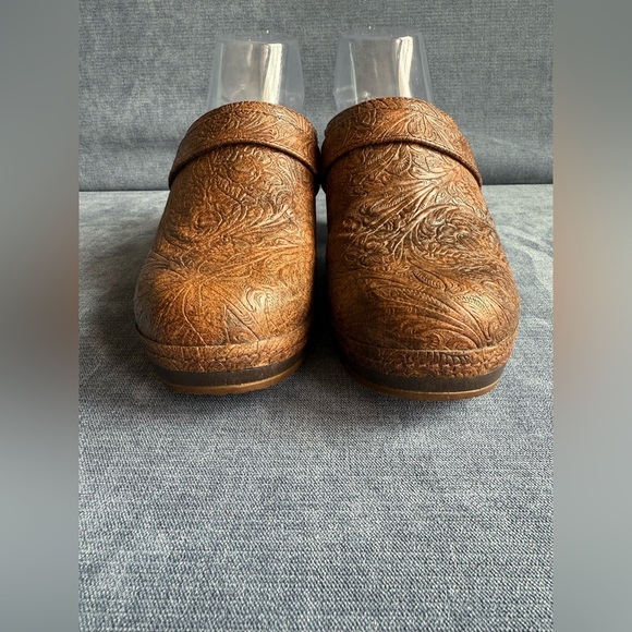 Crocs Womens Sara Brown Tooled Mule Slip On Clogs SZ 8 Embossed Floral Comfort - Picture 3 of 10